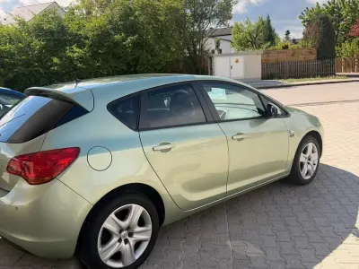 Gebraucht Opel Astra 115 PS (84 kW) 2011 Grün Kleinwagen