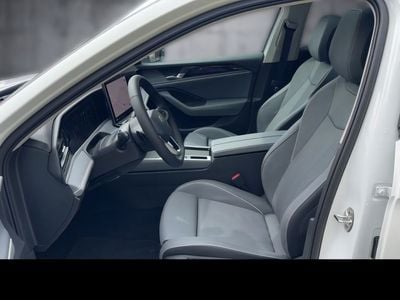 Weiß Gebraucht 2024 VW Passat Elegance Kombi | 42.899 € (Fairer Preis)