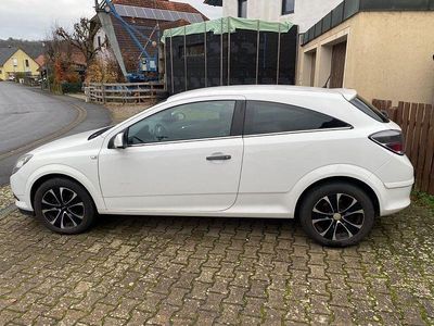 Weiß Gebraucht 2009 Opel Astra GTC Limousine | 2.500 € (Fairer Preis)