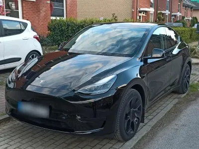 Käytetty Tesla Model Y Standard Range 219 kW (299 HP) 2024 Musta Katumaasturi