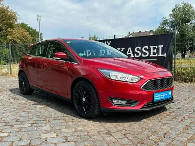 Gebraucht Ford Focus Trend 125 PS (91 kW) 2016 Rot Limousine