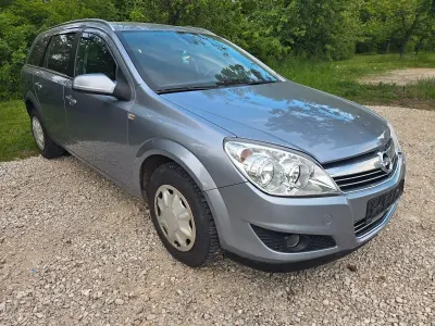 Używany Opel Astra Selection 116 KM (85 kW) 2009 Srebrny Kombi