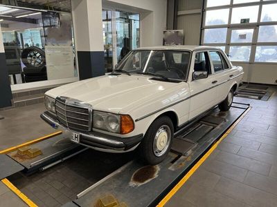 gebraucht Mercedes 230 W123Sehr guter Zustand! Kein Rost!! H-Zulassung