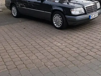 Gebraucht Mercedes E250 126 PS (92 kW) 1993 Schwarz Limousine