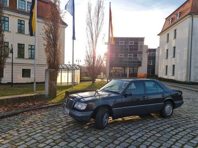 Gebraucht Mercedes E220 150 PS (110 kW) 1994 Schwarz Limousine