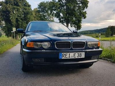 Second-hand BMW 750 326 CP (239 kW) 2000 Albastru Berlinǎ