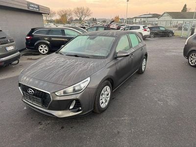 Grau Gebraucht 2017 Hyundai i30 Trend Limousine | 5.700 €