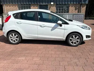 Gebraucht Ford Fiesta Trend 80 PS (58 kW) 2013 Weiß Limousine