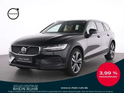 Gebraucht Volvo V60 CC Plus 197 PS (144 kW) 2024 Schwarz onyx black / metallic Kombi