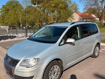 Second-hand VW Touran 105 CP (77 kW) 2010 Argintiu Monovolum
