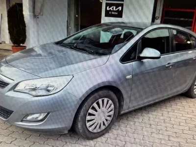 Brugt Opel Astra Edition 116 HK (85 kW) 2011 Sølv Sedan