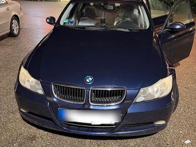 Blau Gebraucht 2005 BMW 320 Kleinwagen | 4.800 €