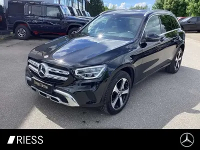 Gebraucht Mercedes GLC300e 306 PS (225 kW) 2021 Metalliclack obsidianschwarz m SUV