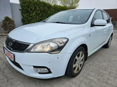 Używany Kia Ceed 105 KM (77 kW) 2012 Biały Hatchback