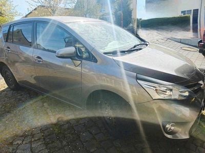 Gebraucht Toyota Verso 111 PS (81 kW) 2015 Silber Van / Kleinbus