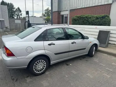 Gebraucht Ford Focus Ghia 101 PS (74 kW) 2000 Silber Limousine