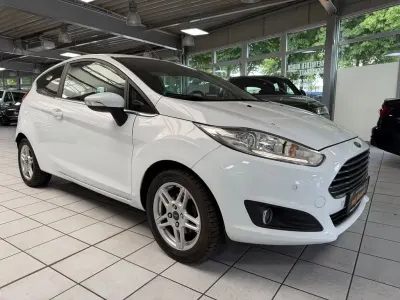 Gebraucht Ford Fiesta Titanium 95 PS (69 kW) 2015 Weiß Kleinwagen