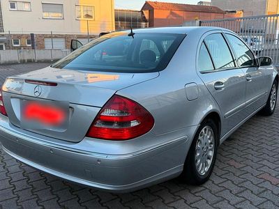 Gebraucht Mercedes E220 150 PS (110 kW) 2003 Silber Limousine