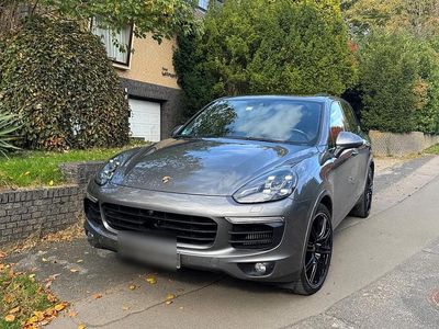 Grau Gebraucht 2016 Porsche Cayenne SUV | 33.950 € (Teuer)