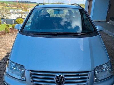 Second-hand VW Sharan 130 CP (95 kW) 2004 Argintiu Monovolum