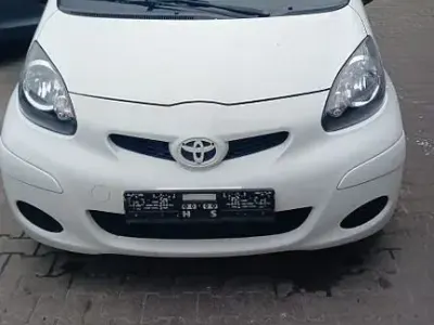 Gebraucht Toyota Aygo 68 PS (50 kW) 2011 Weiß Kleinwagen