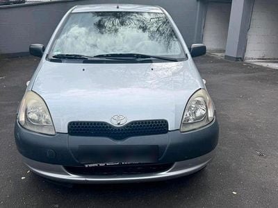 Usata Toyota Yaris 67 CV (49 kW) 2002 Argento Utilitaria