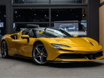 Usata Ferrari SF90 999 CV (734 kW) 2023 Giallo Cabrio