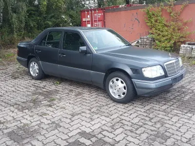 Gebraucht Mercedes E250 113 PS (83 kW) 1995 Schwarz Limousine