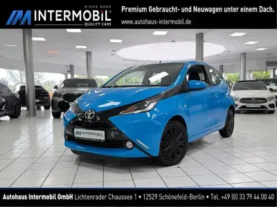 Gebraucht Toyota Aygo X-play 69 PS (50 kW) 2017 Cyan metallic Kleinwagen