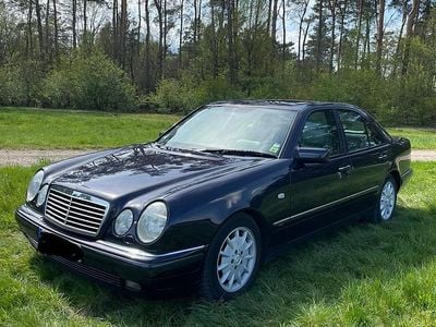 Second-hand Mercedes E280 Avantgarde 193 CP (141 kW) 1996 Albastru Berlinǎ