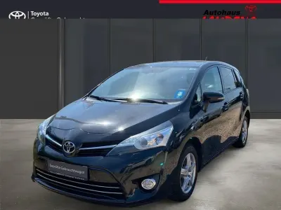 Gebraucht Toyota Verso Executive 147 PS (108 kW) 2013 Black mica / ink Van / Kleinbus