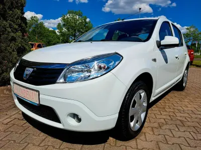 Używany Dacia Sandero Ambiance 75 KM (55 kW) 2011 Biały Sedan/Limuzyna