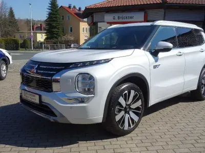 Neu Mitsubishi Outlander P-HEV Select 306 PS (225 kW) 2026 Andenweiß SUV