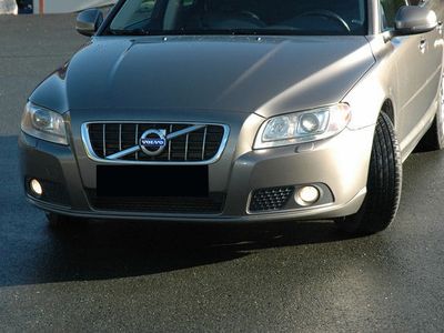 Gebraucht Volvo V70 Momentum 114 PS (83 kW) 2012 Braun metallic Kombi