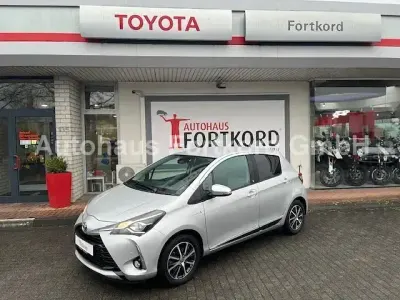 Gebraucht Toyota Yaris Hybrid Team 101 PS (74 kW) 2018 Platin silber metallic (1f7) Limousine