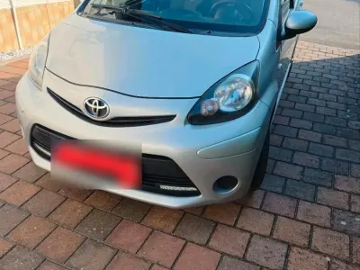 Gebraucht Toyota Aygo 68 PS (50 kW) 2013 Silber Kleinwagen