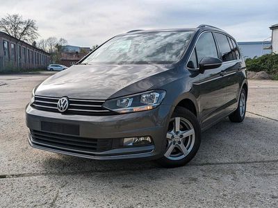 Grau Gebraucht 2016 VW Touran Van / Kleinbus | 9.700 € (Fairer Preis)