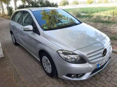 Gebraucht Mercedes B180 Style 122 PS (89 kW) 2014 Silber Kleinwagen