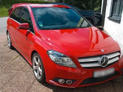 Gebraucht Mercedes B180 122 PS (89 kW) 2012 Rot Van / Kleinbus