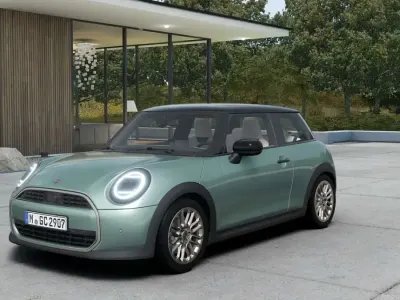 Occasion Mini Cooper Favoured 156 PK (114 kW) 2024 Groen Hatchback