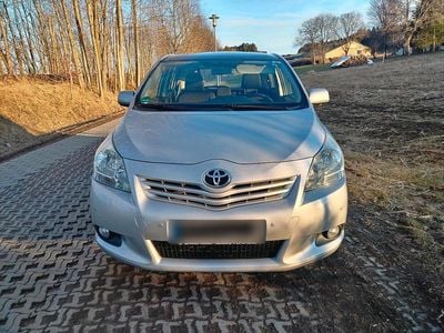 Gebraucht Toyota Verso 147 PS (108 kW) 2011 Silber Van / Kleinbus