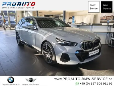Gebraucht BMW 520 M Sport 197 PS (144 kW) 2025 Brooklyn grau Kombi