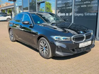 Begagnad BMW 320e Sport Line 204 HK (150 kW) 2022 Svart Sedan