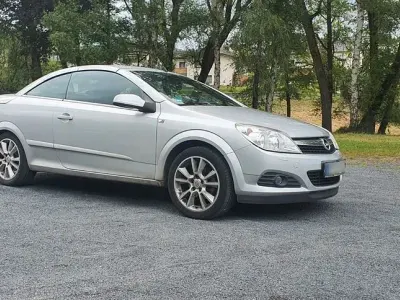Używany Opel Astra Cabriolet Edition 140 KM (102 kW) 2007 Srebrny Kabriolet