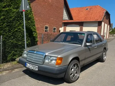 Gebraucht Mercedes E230 136 PS (100 kW) 1985 Gold Limousine