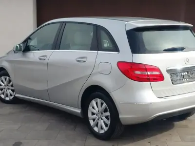 Gebraucht Mercedes B180 122 PS (89 kW) 2013 Silber Kleinwagen