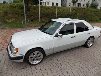Gebraucht Mercedes 300 113 PS (83 kW) 1989 Weiß Limousine