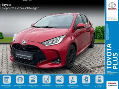 Gebraucht Toyota Yaris Hybrid Comfort 116 PS (85 kW) 2022 Karminarot metallic Kleinwagen