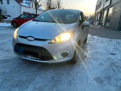 Gebraucht Ford Fiesta 68 PS (50 kW) 2010 Silber Kleinwagen
