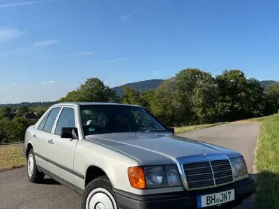 Gebraucht Mercedes E230 136 PS (100 kW) 1985 Silber Limousine
